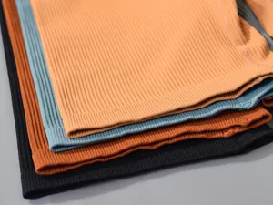 Detaillierte Ansicht nahtloser Rippstrickstoffe in verschiedenen Farben für Yoga-Shorts.