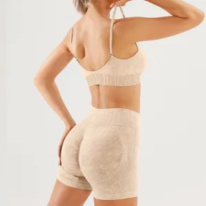 Conjunto de yoga sin costuras con sujetador deportivo y pantalones cortos de talle alto.