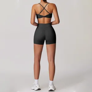 Rückansicht eines schwarzen Sport-BHs und hochgeschnittener Yoga-Shorts, ideal für Fitness.