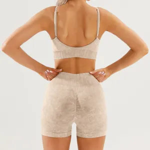 Vista detallada del conjunto de yoga sin costuras caqui con sujetador deportivo y shorts.