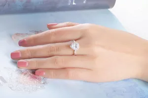 Eleganten S925 Silber Tropfen 6x8mm Zirkonia Ring mit Platinbeschichtung Detailansicht.