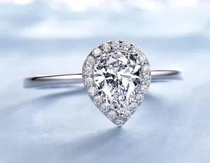 Nahaufnahme des eleganten zirkon ringes mit tropfenschliff und glänzender silberner schiene.