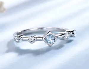 Detailaufnahme eines minimalistischen S925 Silber Rings mit blauem Edelstein und Diamanten.