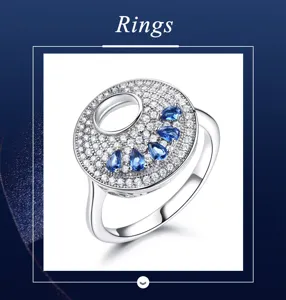 Detailaufnahme des silbernen Zirkonias-Rings mit blauen Birnensteinen und Aussparung.