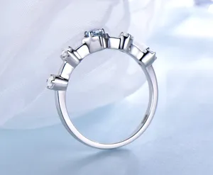 Detaillierte Makroansicht des mehrsteinigen Sterlingsilberrings mit exquisiter Diamantfassung.