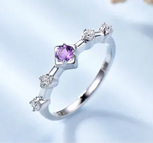 Nahaufnahme Detail des S925 Sterlingsilber lila Edelstein Rings mit funkelnden Akzenten