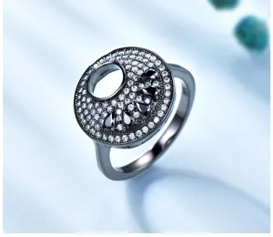 Exquisiter runder 925 Silber Zirkonia Pave Ring mit schwarzen Tropfensteinen Modeschmuck