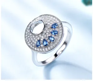 Exquisiter 925er Silber Ring mit Zirkonia Steinen und blauen tropfenförmigen Akzenten.