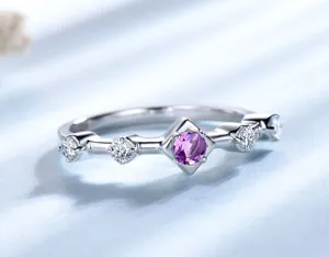 S925 Sterling Silber minimalistischer Ring mit violettem Edelstein und Zirkonia Steinen.