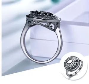 Detailansicht des schwarz platzierten Silberrings mit Zirkonia-Steinen und filigranem Design.