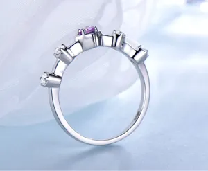 S925 Sterling Silber lila Edelstein Ring Detailansicht, minimalistischer Zirkonia Damenring.