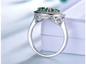 Nahaufnahme Detail eines 925er Silberrings mit grünen Steinen und kleinen Zirkonia besetzt.