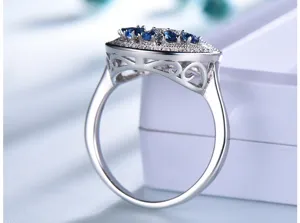 Detailaufnahme des Silber Aquamarin Rings mit Mikrofassung Diamanten und filigranem Schaft.
