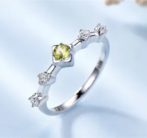 Nahaufnahme Detail des minimalistischen S925 Silberrings mit funkelndem Edelstein und Zirkon.