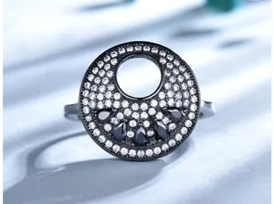 Nahaufnahme des exquisiten runden Zirkonia-Rings mit Mikro-Pavé und schwarzen Akzentsteinen.