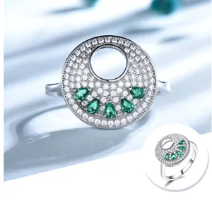 Exquisiter 925er Silber Zirkon Ring mit eleganten grünen Steinen und rundem Hohl-Design.