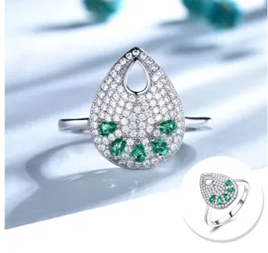 Silberner Tropfenring mit Pave Zirkonia und gruenen Edelsteinen eleganter Schmuck