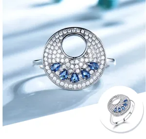 Detailansicht des 925er Silber Saphir Zirkonia Rings mit funkelndem runden Pavé-Design.
