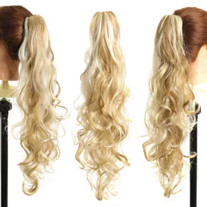 Detalle de una extensión de coleta sintética con mechas rubias y rizos largos definidos.