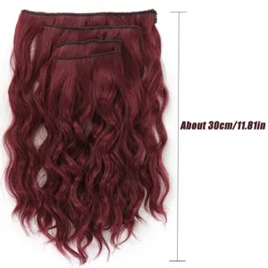 Dettaglio estensione capelli sintetici, ciocche ondulate color bordeaux, 30cm.