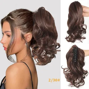 Vista dettagliata dell'extension per capelli ricci con texture naturale e pratico clip.