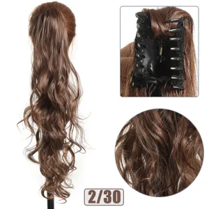 Extensión de coleta rizada sintética con pinza, detalle de cabello largo ondulado.