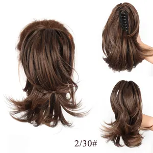 Extension de queue de cheval bouclée synthétique avec pince griffe et texture de cheveux.