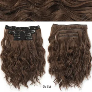 Vista dettagliata delle extension per capelli sintetici ondulati con clip e colore marrone.
