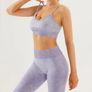 Vista de primer plano de sujetador deportivo de yoga sin costuras y leggings altos.