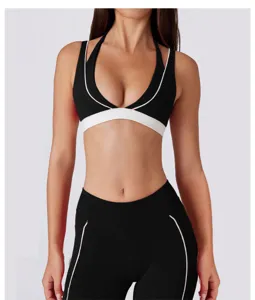 Detailopname van de stijlvolle zwart-witte halter sportbeha en yoga activewear voor vrouwen.