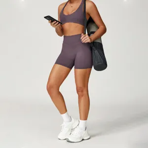 Detailansicht von nahtlosen Damen Yoga-Shorts mit hoher Taille und Sport-Fitness-Set.