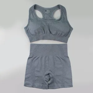 Détail de l'ensemble soutien-gorge de sport et short sans coutures, vêtement de fitness gris côtelé.