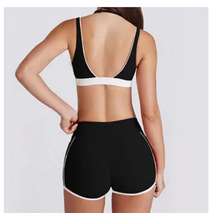 Gedetailleerd overzicht van zwarte sport-bh en fitnesskortbroekset, comfortabele yoga.