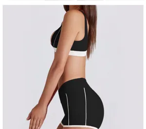 Gedetailleerd zijaanzicht van zwart-witte sportbeha en comfortabele fitness yogashorts.