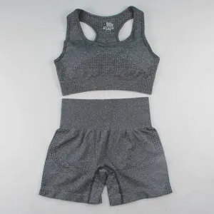 Ensemble de sport sans coutures, soutien-gorge de sport gris et short taille haute.