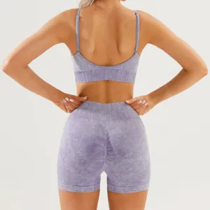 Conjunto de yoga sin costuras para mujer con sujetador deportivo y short de fitness.