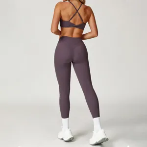 Rückansicht Details des hochtaillierten Yoga Leggings und Sport-BH Sets für Fitness.