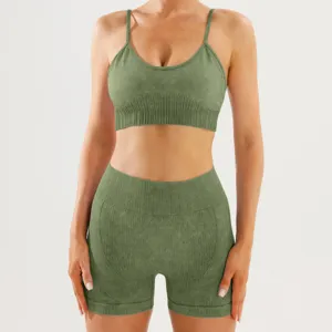 Vista detallada de conjunto deportivo yoga verde sin costuras top y shorts elasticos.