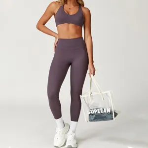 Detailansicht des lila Sport-BHs und der hochtaillierten Leggings für Damen im Fitness-Set.