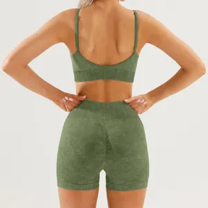 Vista trasera detalle del sujetador deportivo de yoga verde y pantalones cortos de talle.