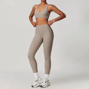Detailaufnahme von nahtlosen Yoga-Leggings mit hoher Taille und Sport-BH im neutralen Ton.