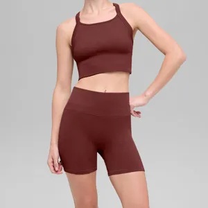 Geribbelde sportset met kruisende crop top en hoge taille shorts voor fitness.