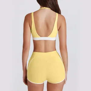 Achteraanzicht van gele sportieve fitness top en korte broek set, detail sportkleding.