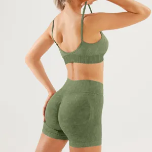 Conjunto de yoga sin costuras con sujetador deportivo y pantalones cortos de cintura alta.