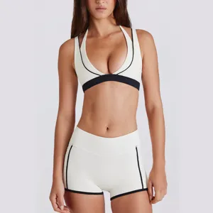 Contrastkleurige sport-bh en fitness korte broek set, V-hals halterontwerp voor yogatraining.