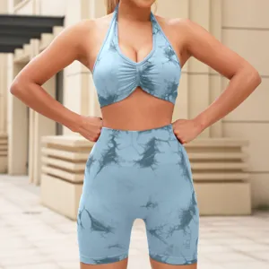 Vista dettagliata del set crop top halter yoga tie dye senza cuciture e pantaloncini a vita alta.