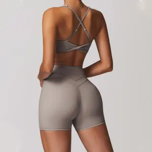 Rückansicht Detail des Damen Nude-Gefühl Fitness Sport-BHs und der High-Waist Yoga-Shorts.