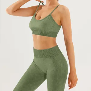 Sujetador deportivo seamless verde y leggings de yoga vista de detalle ropa fitness.