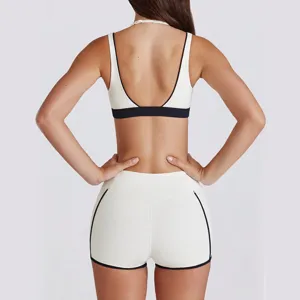 Detail van wit zwarte sportbeha en short set, halter nek yoga fitness activewear.