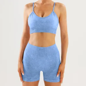 Conjunto de yoga sin costuras crop top y pantalones cortos detalle para fitness.